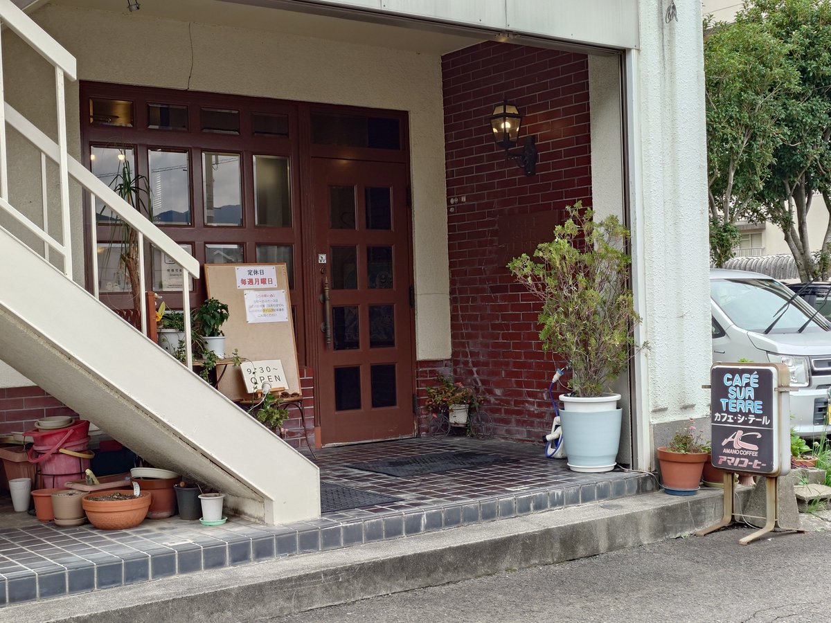 evian's tweet photo. 福井県を離れる前に、敦賀市のカフェ シ・テールでカヌレとコーヒー。トッピングはピスタチオ。外はカリッと、内はぬるりととろりの間ぐらいの食感。バニラの良い香りがする。深煎りコーヒーとよく合います。ご当地キャラの嶺南ミカミちゃんグッズもありました。 https://t.co/lMVU6UiJPM