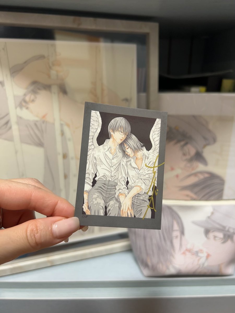 savalanti320's tweet photo. 古屋先生原画展、トレカがサイン入り当たって嬉しい🥹

本棚に飾っている白昼夢の画集や複製原画と一緒に📷

今回の新作の残光シリーズもすごく好きな雰囲気😊

ライチ光クラブーシュヴァイゲンー https://t.co/fAut4SHBhj