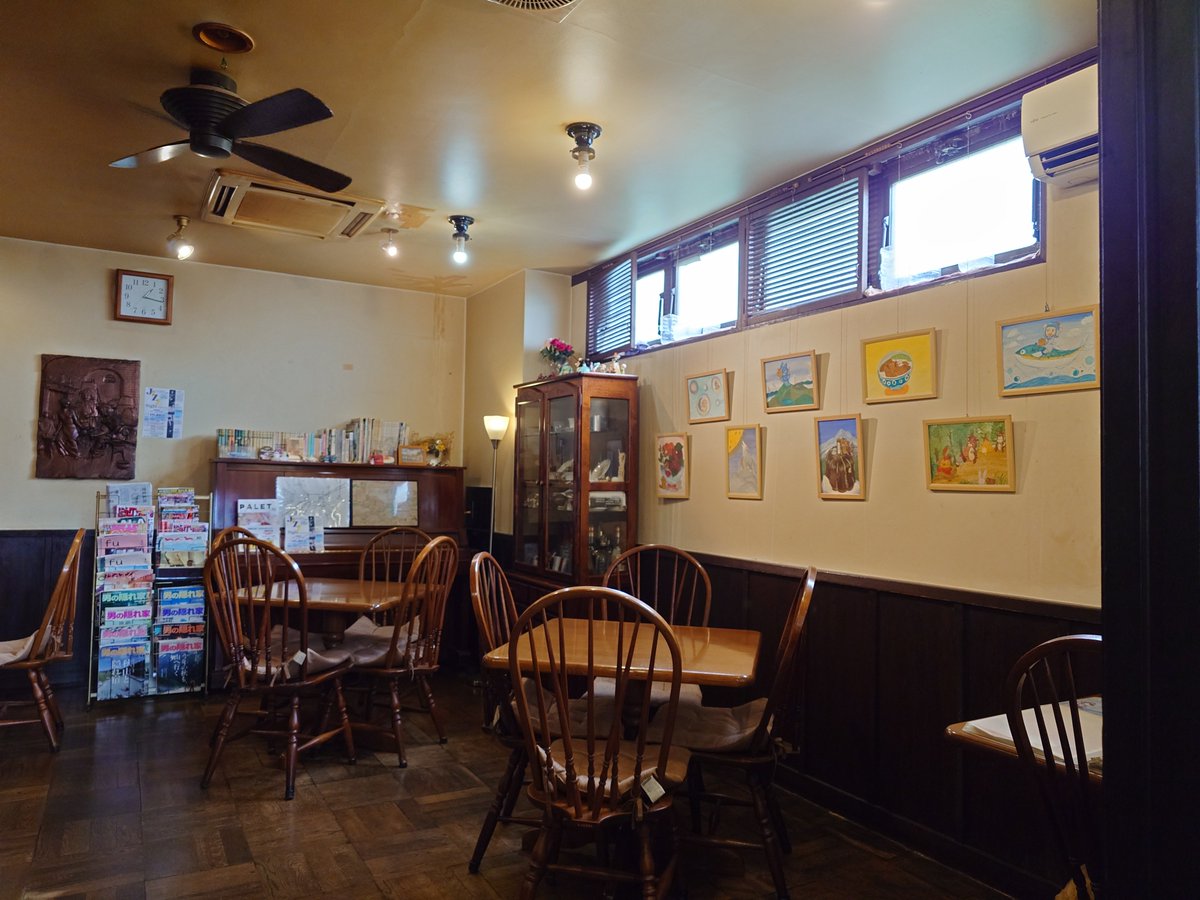 evian's tweet photo. 福井県を離れる前に、敦賀市のカフェ シ・テールでカヌレとコーヒー。トッピングはピスタチオ。外はカリッと、内はぬるりととろりの間ぐらいの食感。バニラの良い香りがする。深煎りコーヒーとよく合います。ご当地キャラの嶺南ミカミちゃんグッズもありました。 https://t.co/lMVU6UiJPM