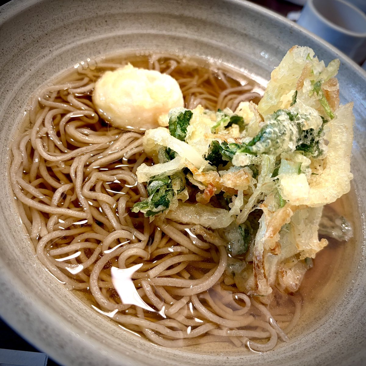 StudioKuzunoha's tweet photo. 肌寒さも感じる天気だったので
暖かい温��かき揚げそばを

高野屋さんは
蕎麦つゆがしょっぱくなくて本当に美味しい https://t.co/jKaQj9rml9