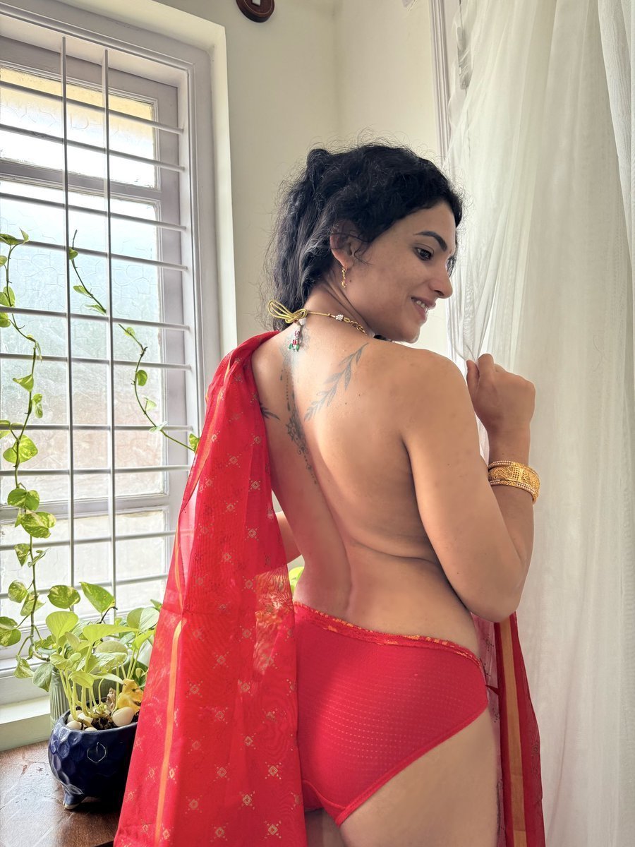 musalabdulkasai's tweet photo. Liberal girl expectations from Hindus

- High income

- Handsome

- 6 ft tall

- Ancestral property

-Gentleman simp

- Not religious

Expectations from Muslims

Unemployed

Plumber, labourer, gym trainer, painter

Toxic and abusive

Ready to become a Muslim for him https://t.co/NT7rUHdqlT
