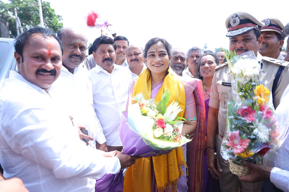 Anitha_TDP's tweet photo. సొంతూరు సబ్బవరంలో ₹1.60 కోట్లతో నిర్మించిన నూతన అగ్నిమాపక కేంద్రాన్ని పెందుర్తి ఎమ్మెల్యే పంచకర్ల రమేష్ బాబు గారితో కలిసి ప్రారంభించడం ఎంతో ఆనందంగా ఉంది.

ప్రజల భద్రత కోసం ప్రాణాలను సైతం లెక్కచేయకుండా సేవలందిస్తున్న అగ్నిమాపక సిబ్బందికి నా అభినందనలు. పెందుర్తి నియోజకవర్గ అభివృద్ధికి నా వంతు కృషి చేస్తూ, ప్రజలకు మరింత మెరుగైన భద్రతా సేవలు అందేలా ముందుకు సాగుతాను.

#Anakapalli #Sabbavaram #Pendurthi #PanchakarlaRameshBabu #FireStation #HomeMinister #AndhraPradesh #NDA #NDAAlliance
#Vangalapudianitha #HomeMinister