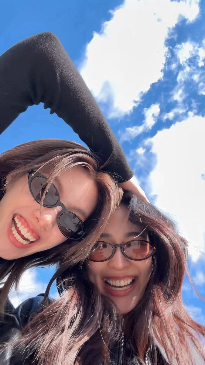 LingOrm_BH's tweet photo. Together We Go Far 💜 
Lingling Kwong 🤝🏼 Orm Kornnaphat  

#LinglingKwong #OrmKornnaphat
#LingOrmDiorSummer27 #LingOrm
#Dior #DiorSummer27 #PFW https://t.co/pRw84EvIAz