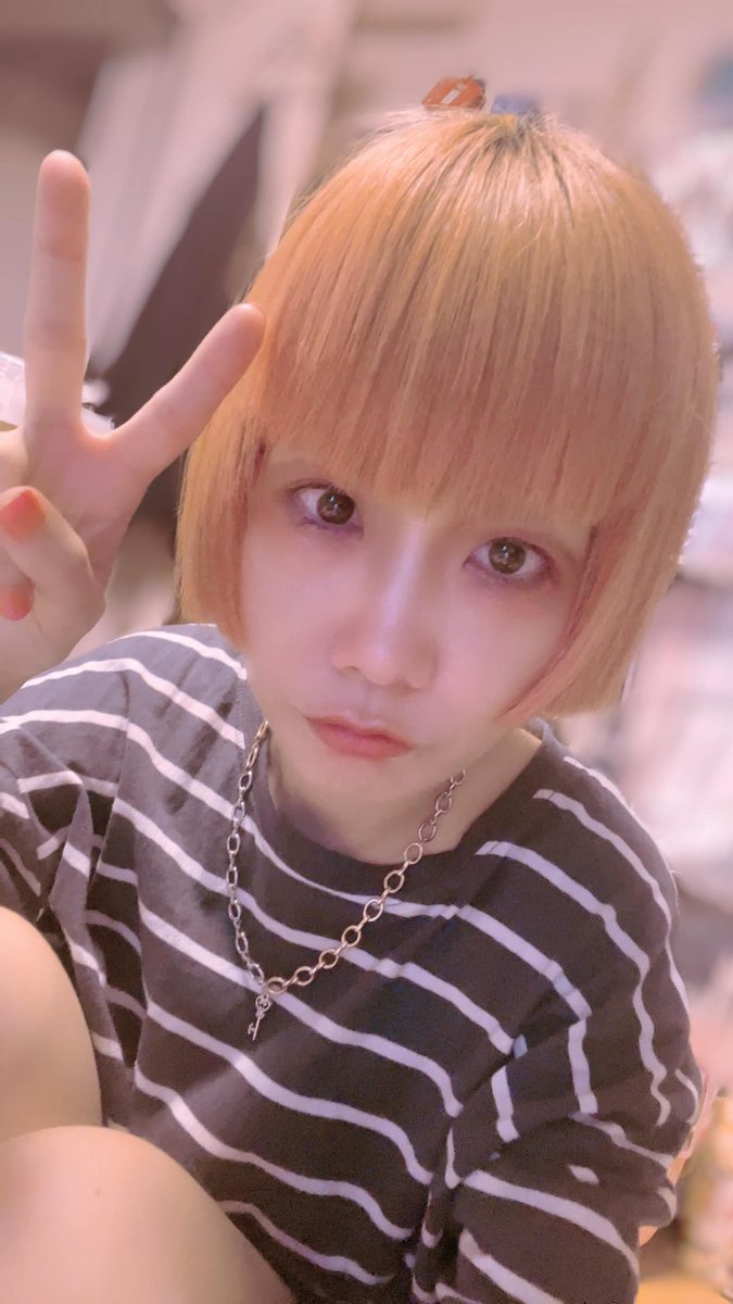 irohime2525's tweet photo. 化粧したまま、意識なく寝てしまって、曲作った事もうろ覚えです。
2日くらい寝てなかったからかな💦

顔洗うわ。
首のチェーンネックレスは
し
自分で作った。
 #CLEL 様のとか
 #ADRER 様の
チェーン系アクセが買えなくて
悩んで自分で作ってみたら
いい感じになった。

チェーンってどこに売ってるのかな？ホームセンターかな？
 #パーツクラブ 様
とかでは、いかつい感じの売ってなくて💦
本当は売ってて欲しかったけど
…それよりもやらなきゃ行けない事あるから。買ってない。