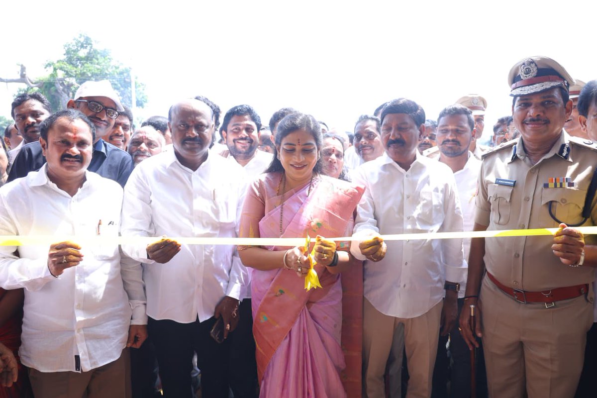Anitha_TDP's tweet photo. సొంతూరు సబ్బవరంలో ₹1.60 కోట్లతో నిర్మించిన నూతన అగ్నిమాపక కేంద్రాన్ని పెందుర్తి ఎమ్మెల్యే పంచకర్ల రమేష్ బాబు గారితో కలిసి ప్రారంభించడం ఎంతో ఆనందంగా ఉంది.

ప్రజల భద్రత కోసం ప్రాణాలను సైతం లెక్కచేయకుండా సేవలందిస్తున్న అగ్నిమాపక సిబ్బందికి నా అభినందనలు. పెందుర్తి నియోజకవర్గ అభివృద్ధికి నా వంతు కృషి చేస్తూ, ప్రజలకు మరింత మెరుగైన భద్రతా సేవలు అందేలా ముందుకు సాగుతాను.

#Anakapalli #Sabbavaram #Pendurthi #PanchakarlaRameshBabu #FireStation #HomeMinister #AndhraPradesh #NDA #NDAAlliance
#Vangalapudianitha #HomeMinister
