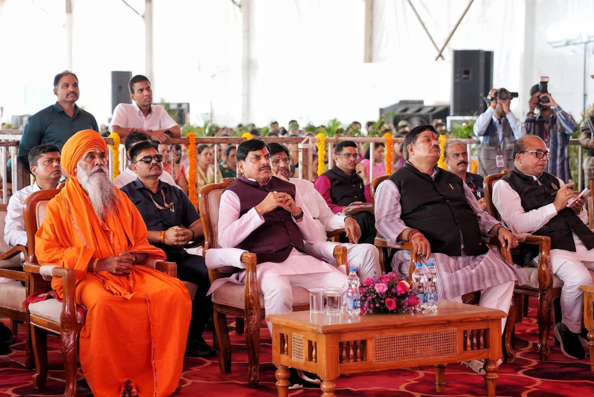 BJP4MP's tweet photo. प्रधानमंत्री श्री @narendramodi जी के लोकप्रिय रेडियो कार्यक्रम 'मन की बात' का मुख्यमंत्री @DrMohanYadav51 जी ने आज उज्जैन में श्री महाकाल मंदिर परिसर में भाजपा कार्यकर्ताओं, जनप्रतिनिधियों एवं स्थानीयजनों के साथ श्रवण किया। 

इस दौरान सांसद श्री @bjpanilfirojiya जी व श्री उमेशनाथ जी महाराज एवं जिलाध्यक्ष श्री संजय अग्रवाल जी उपस्थित रहे। 

#MannKiBaat