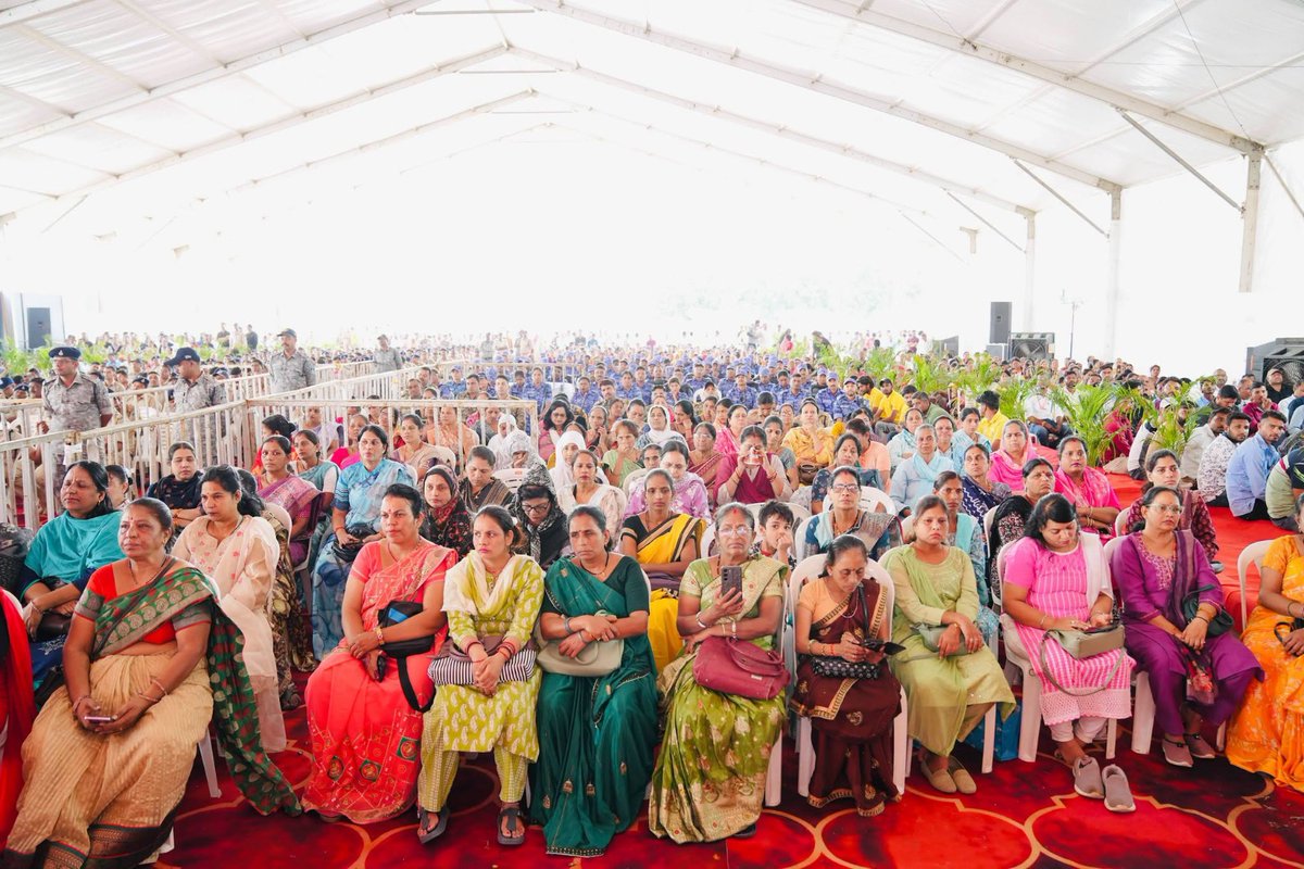BJP4MP's tweet photo. प्रधानमंत्री श्री @narendramodi जी के लोकप्रिय रेडियो कार्यक्रम 'मन की बात' का मुख्यमंत्री @DrMohanYadav51 जी ने आज उज्जैन में श्री महाकाल मंदिर परिसर में भाजपा कार्यकर्ताओं, जनप्रतिनिधियों एवं स्थानीयजनों के साथ श्रवण किया। 

इस दौरान सांसद श्री @bjpanilfirojiya जी व श्री उमेशनाथ जी महाराज एवं जिलाध्यक्ष श्री संजय अग्रवाल जी उपस्थित रहे। 

#MannKiBaat
