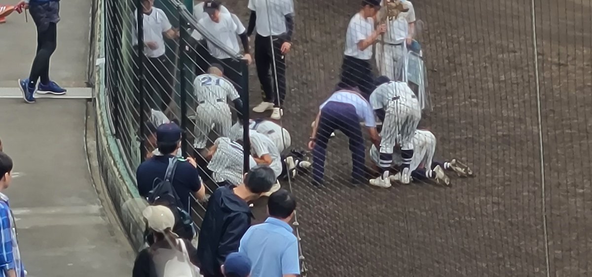 ooyunohara's tweet photo. 1年生が多い東海大相模は前の試合も薄氷の勝利でまだまだ発展途上な感があり、今年の慶應相手だと厳しい戦いになるのではと想像していたが、互角以上の粘り強い戦いぶりはさすがだった。試合後にベンチ前でまるで最後の夏が終わったかのように崩れ落ちている姿が印象的だった。 https://t.co/8skOZV4fUO