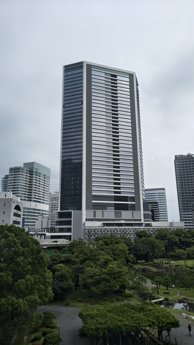 raiden_c8's tweet photo. 久しぶりにビクトリーショーに行ったら会場建物が高層ビルになっていて。
夜眼鏡は忘れてしまったけれどトロピック系アイテムとヘルメットの相場を見られたのでよしかな。
MICHとかACHが10万以下だったのは意外。
最近のが倍くらいなのもあるかもね。
どうせ買うなら3Mの軽いやつをと思ってます。 https://t.co/dnxhJjLJbC