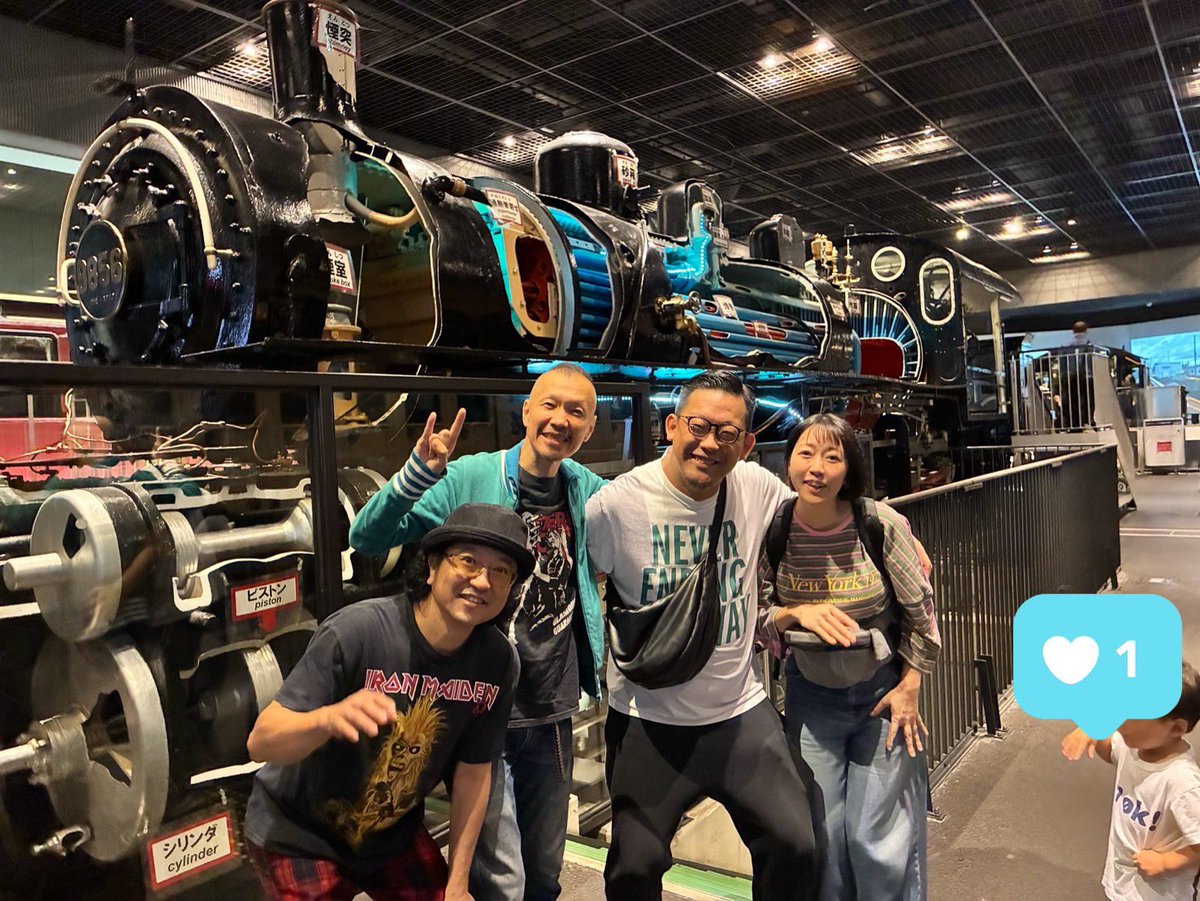 uedagym's tweet photo. 家族で鉄博に来た。
「SLの裏側を覗き見コーナー」に入ると背後から聞き覚えのある声…

無限放送
人間椅子
ベッド・イン
MUSHAxKUSHA

が揃うSLの下。
そう、それが鉄道博物館🚃 https://t.co/4SSBby9TNj