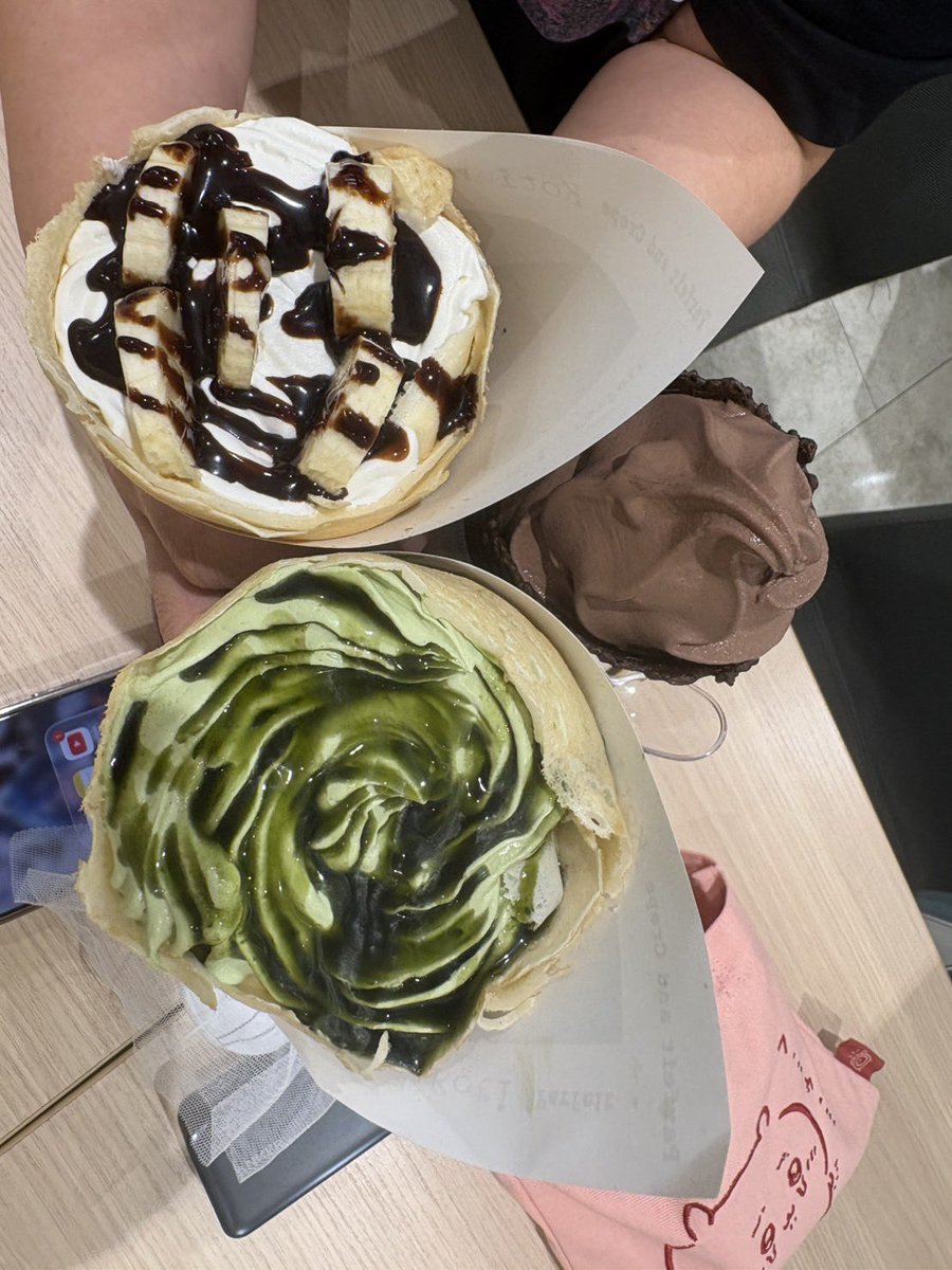 nepi0801's tweet photo. クレープ食べた！アイスじゃないからちょっと顔が引きつってるKAITO https://t.co/pfc2CYwmyL