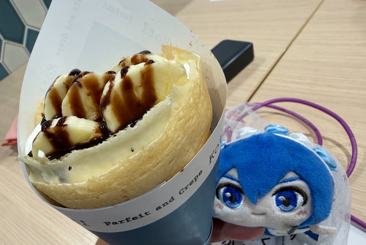 nepi0801's tweet photo. クレープ食べた！アイスじゃないからちょっと顔が引きつってるKAITO https://t.co/pfc2CYwmyL