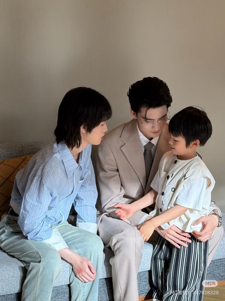 Hum0rCemetery's tweet photo. SPOILERS AHEAD //////!!!!!! 

🤏🏻😭

BABY WITH HIS DADDY AND SOON-TO-BE DADDY 

#貌合神离 #TheMissingPiece #zhuhou #raozihao https://t.co/ufRBwDYSVO