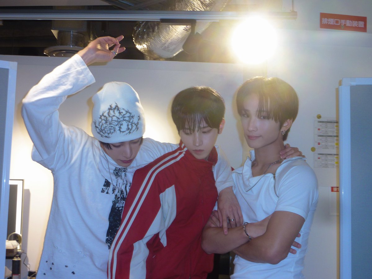 ovus_of_music's tweet photo. [💚]
도쿄에서 여러분이랑 같이 놀아서 너무 즐거웠어!
오사카에서도 여러분과 함께 예쁜 추억 많이 만들고 싶어!!!

이건 도쿄에서 산 빈티지 디지털 카메라로 찍은 사진이야!!
앞으로도 이 카메라로 사진 많이 찍어서 보여줄게! 기대해줘 ☘️☘️

#OVUS #오버스
#LYNN #린 https://t.co/HLxsFJnqRw