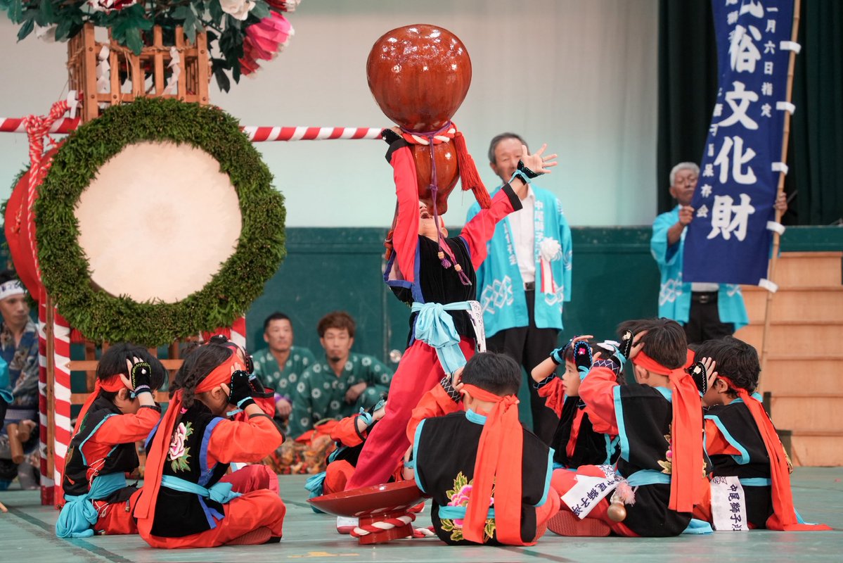 nagasakishikoho's tweet photo. 【受け継がれる長崎の郷土芸能】
市民会館で「第49回長崎郷土芸能大会」が行われました。各地域に受け継がれてきた郷土芸能が披露され、力強く迫力のある演技に来場者の皆さんも見入っていました✨
長崎の伝統を間近で感じられるひとときとなりました😊 https://t.co/BRXTxD6pCw