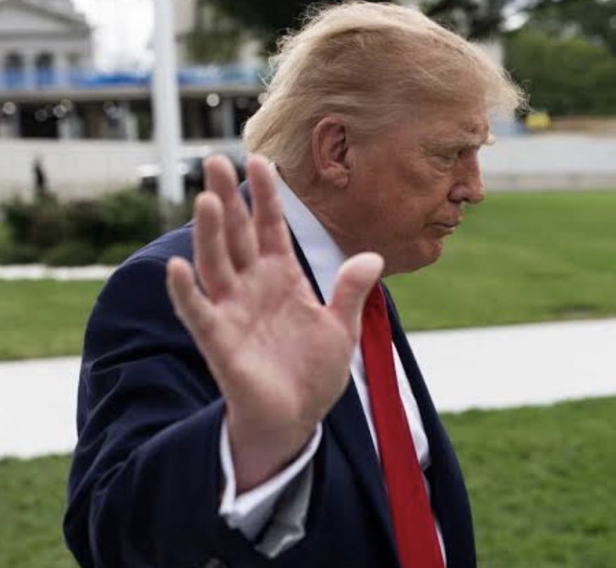 desireerugani's tweet photo. Trump rejeita proposta do Irã para reabrir o Estreito de Ormuz

Trump confirmou ontem (sábado) que rejeitou a oferta iraniana de reabrir o Estreito de Ormuz em até 7 dias e encerrar as hostilidades, em troca do fim do bloqueio naval americano e retomada de conversas nucleares. 

Ele disse que o Irã “está perdendo feio” e que os EUA “estão vencendo de forma esmagadora”. Fontes da Casa Branca indicam que ele considera retomar bombardeios após as eleições de meio de mandato em novembro. 

O Estreito é vital para o petróleo mundial. Qualquer escalada mexe com preço do barril, inflação e economia brasileira.