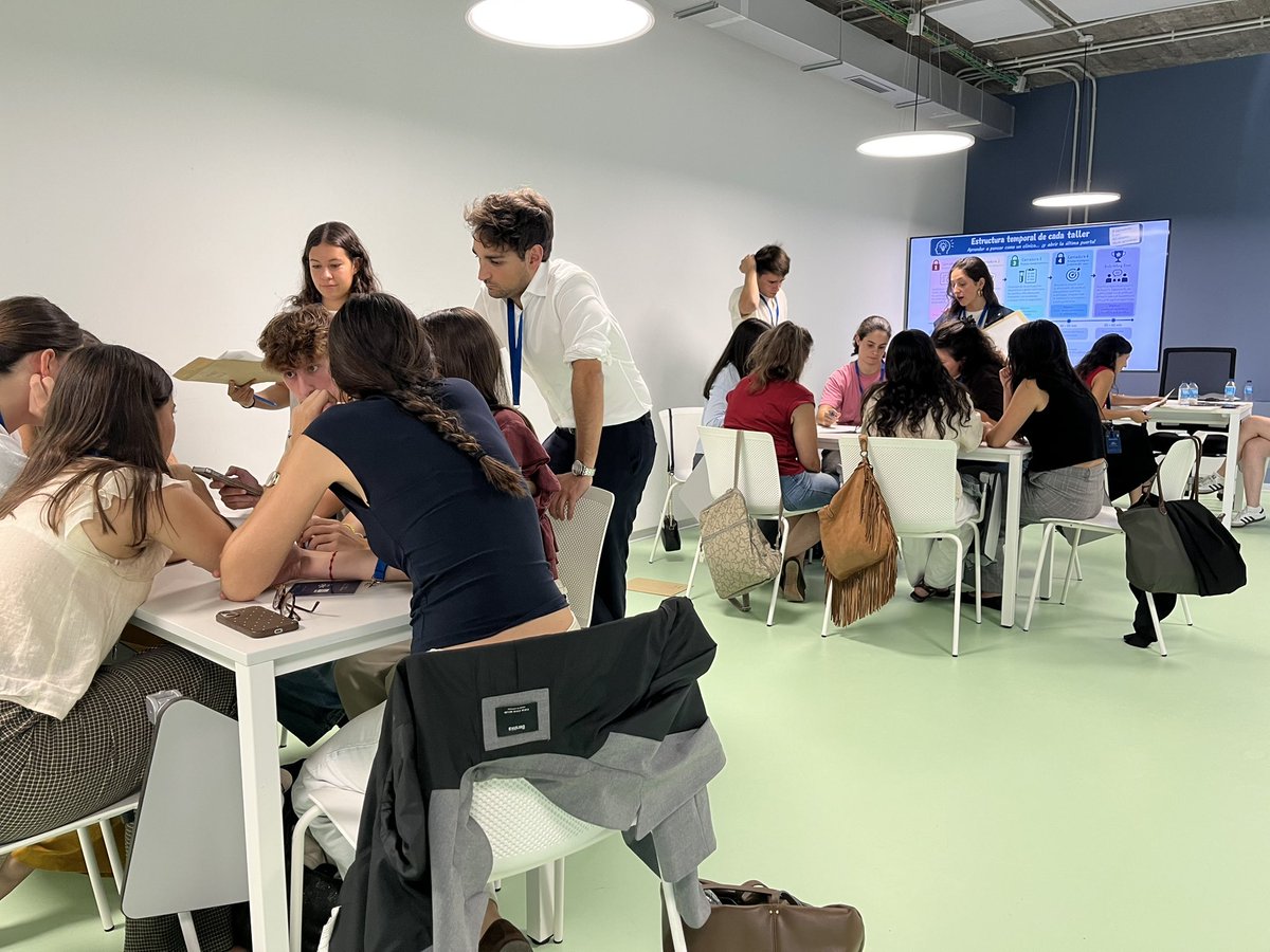 Info_Rares's tweet photo. 🩺📚 Más de 600 asistentes en #CIMEC2026 y dos jornadas intensas de Medicina, talleres y aprendizaje en Santiago. 
Un placer compartir con Miguel Jaquet, Carlota Lago, Pablo Fernández y Blanca Moyano nuestro “Código Diagnóstico”: razonamiento clínico + gamificación + trabajo en equipo. 🔐🧠
👏 Enorme trabajo de toda @comefgalicia , colaboradores y patrocinadores (@idis_research , @UniversidadeUSC , @ACIS_sergas , @sociedadSEEN @MutualMedica @SanofiES @GSK_ES)
El futuro de la Medicina también se construye así.
