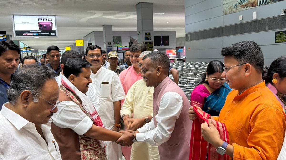 SamikBJP's tweet photo. কলকাতা বিমানবন্দরে সর্বভারতীয় সভাপতি শ্রী নীতিন নবীন মহাশয়কে আন্তরিক ও উষ্ণ অভ্যর্থনা জানানোর মুহূর্ত। https://t.co/Q9GKooeTth
