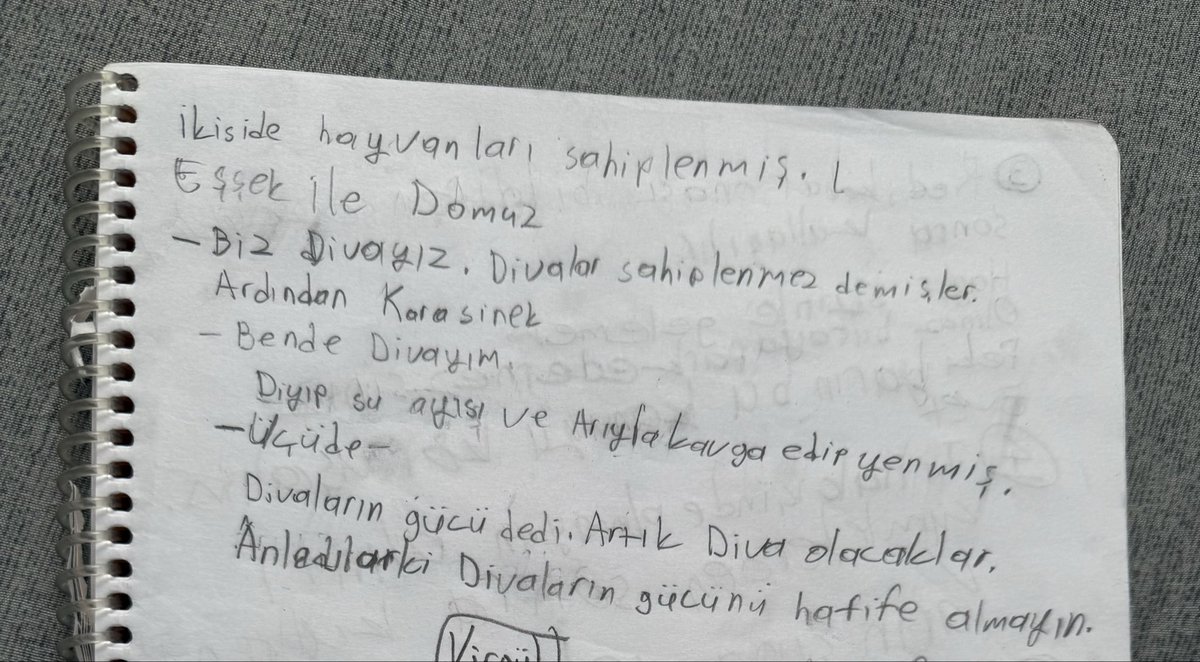 Emree2210's tweet photo. 11 yaşındaki kardeşimin yazdığı hikaye. Sen divayı nerden biliyon aq tw hesabın mı var https://t.co/3gcJ2D6GxG