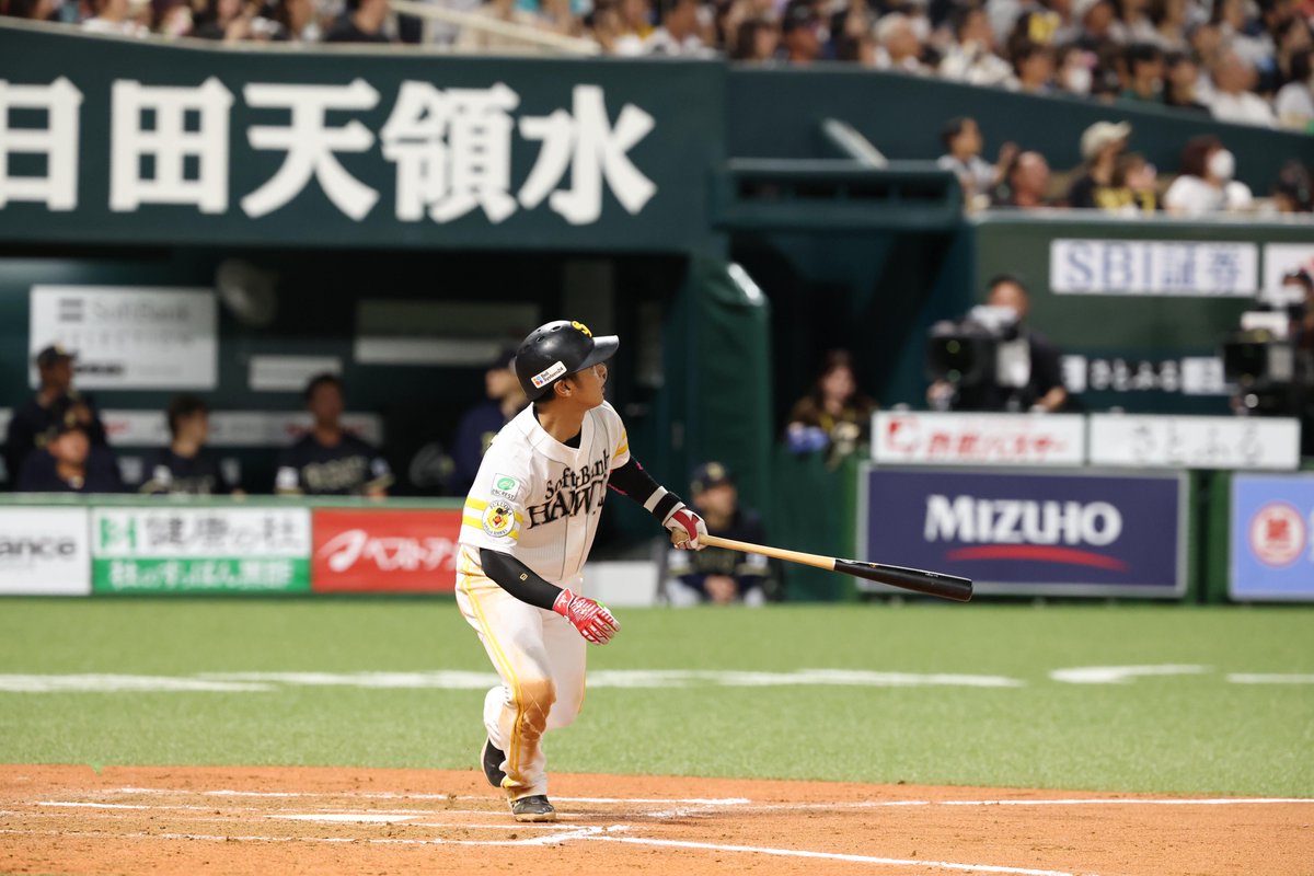 takafullc2's tweet photo. 今宮健太選手　7回裏3ランHR

「思い切って振り抜くことができました。

まずこの試合は晃さんからもらったチャンスだと思っていました。

ショートというポジションでも色んなことを思い出しながらプレーをし、打席ではホームラン含む4安打と結果として出せたことを、ポストシーズン、日本シリーズと、これからに向けて何かきっかけにしたいと思います。

とにかく特別な試合で結果を出すことができて良かったです」