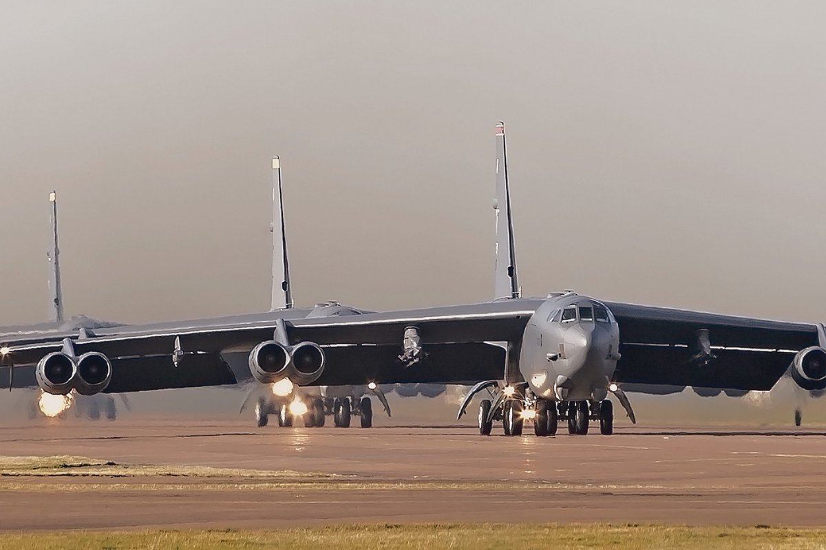 CasetaBosque's tweet photo. 🚨URGENTE: El incidente en las inmediaciones de la Base Aérea de Fairford 🇬🇧, que alberga múltiples bombarderos estratégicos estadounidenses 🇺🇸, ha ido escalando durante la noche.

La Policía de Gloucestershire 🇬🇧 acaba de anunciar que han arrestado a varios hombres bajo sospecha de delitos según la Ley de Explosivos, y que han declarado un incidente grave. Según la Policía, el equipo de desactivación de explosivos del ejército está examinando varios vehículos.

Durante la noche nos enteramos que la Base Aérea de Fairford 🇬🇧 había sido puesta en FPCON Delta, que es el nivel de alerta más alto para bases de Estados Unidos 🇺🇸 y que la Base Aérea de Lakenheath 🇬🇧 había sido puesta en el nivel de alerta Charlie, que es el segundo más alto.

Algo está sucediendo.