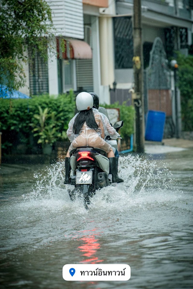 AgProgot's tweet photo. เสื้อกันฝนนน 😘💋 #ฝนตกน้ำท่วม https://t.co/LfdfHmKGTU