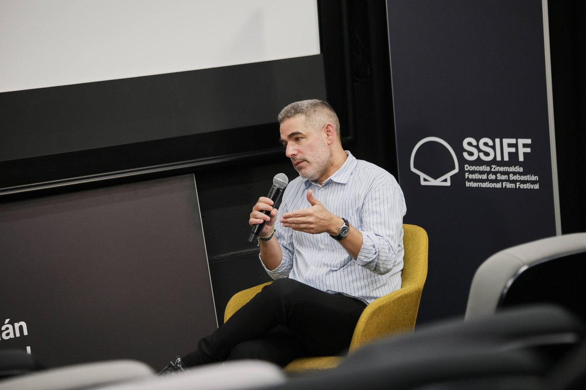 Begurfilmfes's tweet photo. El director @FernandoEimbcke va rebre ahir la menció del jurat a #HorizontesLatinos del @sansebastianfes per MOSCAS, guardonat al Premi Indústria #WIPLatam 2025 i presentat a la #Berlinale2026. #PremioHorizontes El podrem veure a la secció oficial del @Begurfilmfes #CostaBrava https://t.co/9Eoc0Way9E
