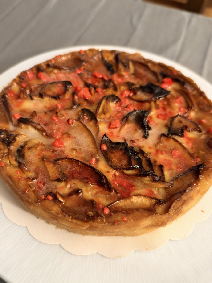 iGRUMPYbear's tweet photo. @MarieBlachereFR Le clafoutis acheté n a rien a voir avec la photo du site. Pralines à l économie !!! https://t.co/wmfvfLKDPP
