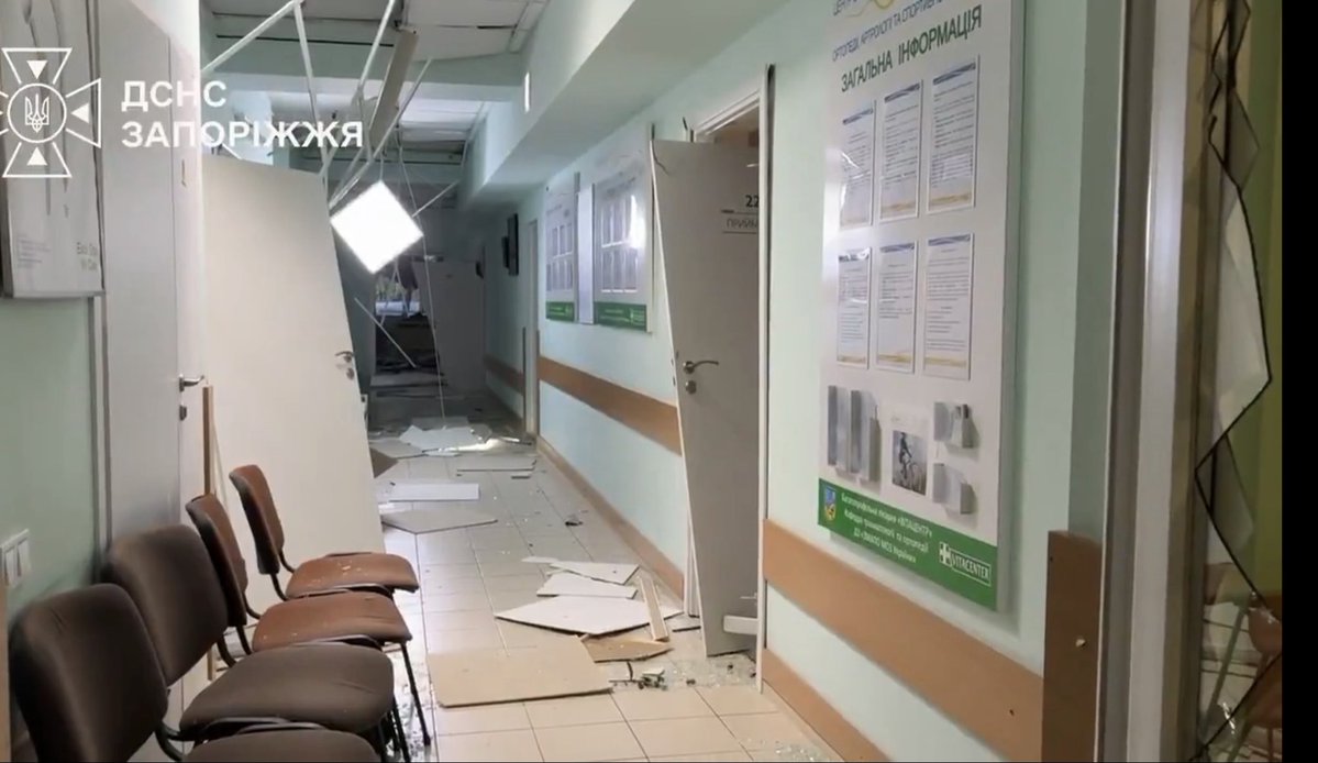 JulianRoepcke's tweet photo. Russland hat gestern gezielt zwei Krankenhäuser in Saporischschja mit Geran-3-Drohnen attackiert.
#Kriegsverbrechen am laufenden Meter … https://t.co/AtTDCb78jC