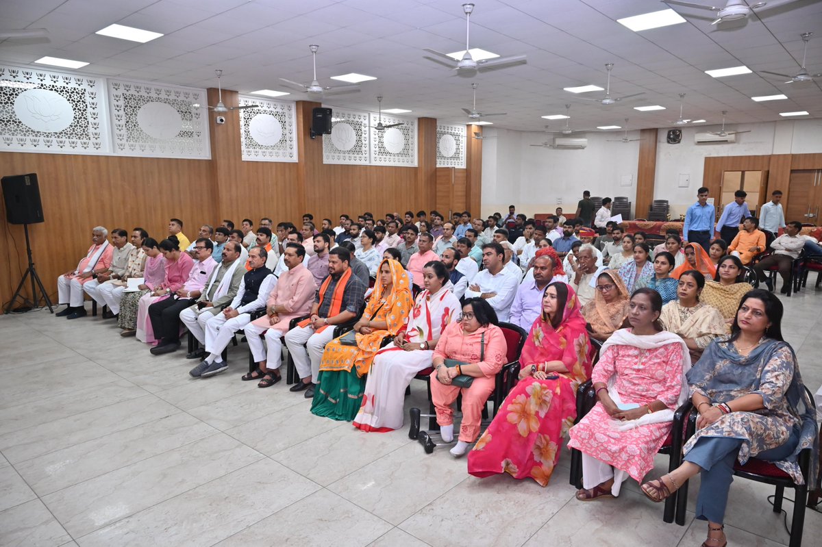 ajaeybjp's tweet photo. आज जयपुर स्थित भाजपा प्रदेश कार्यालय पर आदरणीय प्रधानमंत्री श्री @narendramodi जी के 138वें ‘मन की बात’ कार्यक्रम को पार्टी पदाधिकारी एवं कार्यकर्ताओं के साथ सुना।

#MannKiBaat #मन_की_बात #MannKiBaat138 https://t.co/0ittwz6gwh
