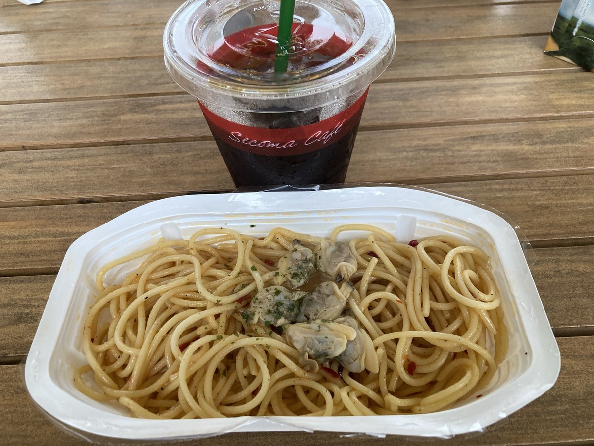 info_sekinavi's tweet photo. セイコーマート グランテラス筑西店でアイスコーヒー☕️
小腹が空いたので、今日はボンゴレビアンコをお供に😋

コーヒー飲みながら、ちょっとひと息。
こういうささやかな時間が、また頑張る活力になりますね😊

#グランテラス筑西 #セイコーマート #筑西市 https://t.co/Z3N9xCWVyW