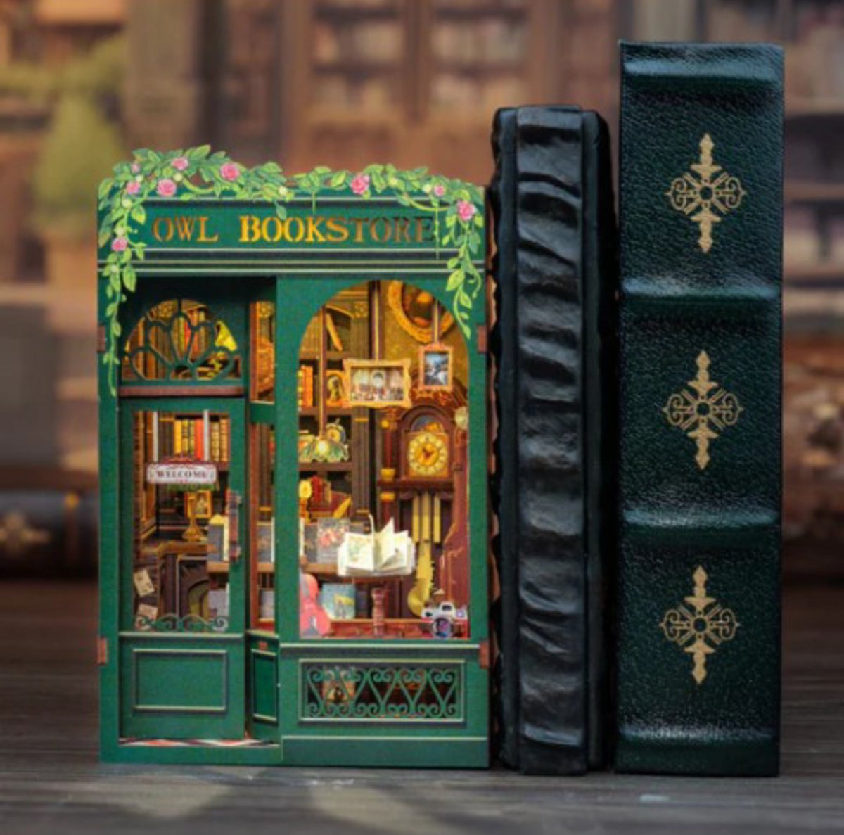 PasarPagina_'s tweet photo. Creo que voy a poner en marcha otro hobbie. Montar Book Nooks para mis estanterías.

En serio, es que son ideales. https://t.co/8B7tS2rj0q
