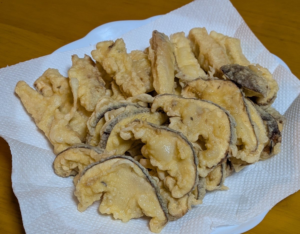 iseCsCmL's tweet photo. 実家から届いた大量の松茸

・ホイル焼き
・炊き込みご飯
・天ぷら

キノコ採りが趣味の実父
熊には気をつけてくれ💦 https://t.co/rC77UW2IUQ