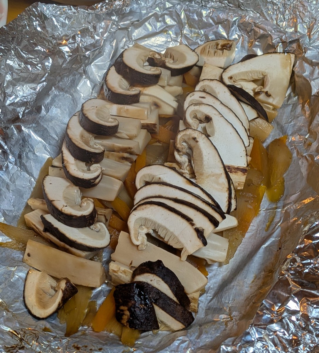 iseCsCmL's tweet photo. 実家から届いた大量の松茸

・ホイル焼き
・炊き込みご飯
・天ぷら

キノコ採りが趣味の実父
熊には気をつけてくれ💦 https://t.co/rC77UW2IUQ