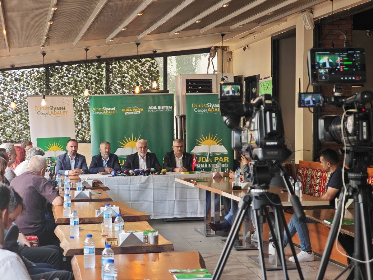 HudaParKayseri's tweet photo. "Genel Başkanımız Sayın Zekeriya Yapıcıoğlu, Kayseri'de düzenlenen program kapsamında basın mensuplarıyla bir araya gelerek açıklamalarda bulundu." https://t.co/HmhfVOLQAz
