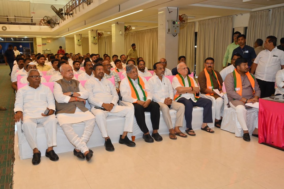 ChDadaPatil's tweet photo. ‘मन की बात’मधून प्रेरणेची नवी दिशा!

आज सांगली येथे भारतीय जनता पार्टीच्या पदाधिकाऱ्यांसोबत माननीय पंतप्रधान नरेंद्र मोदीजींचा ‘मन की बात’ हा कार्यक्रम पाहिला. 

देशाच्या विकासाची दिशा, जनसेवेचा संकल्प आणि विविध क्षेत्रांत उल्लेखनीय कार्य करणाऱ्या व्यक्तींचे अनुभव यामुळे ‘मन की बात’मधून नेहमीच प्रेरणा मिळते.

या प्रसंगी माजी मंत्री व मिरजेचे आमदार डॉ. सुरेश खाडे, आमदार सुधीरदादा गाडगीळ, सांगली जिल्हाध्यक्ष सम्राट महाडिक, प्रकाश ढंग यांच्यासह भाजपाचे पदाधिकारी उपस्थित होते.

📍२७ सप्टेंबर २०२६ | सांगली 

#MannKiBaat #NarendraModi #Sangli #BJP #BJPMaharashtra #SevaSankalp #ViksitBharat #सांगली #भाजपा

@BJP4India @narendramodi @NitinNabin @AmitShah @blsanthosh @CMOMaharashtra @Dev_Fadnavis @mieknathshinde @SunetraA_Pawar @BJP4Maharashtra