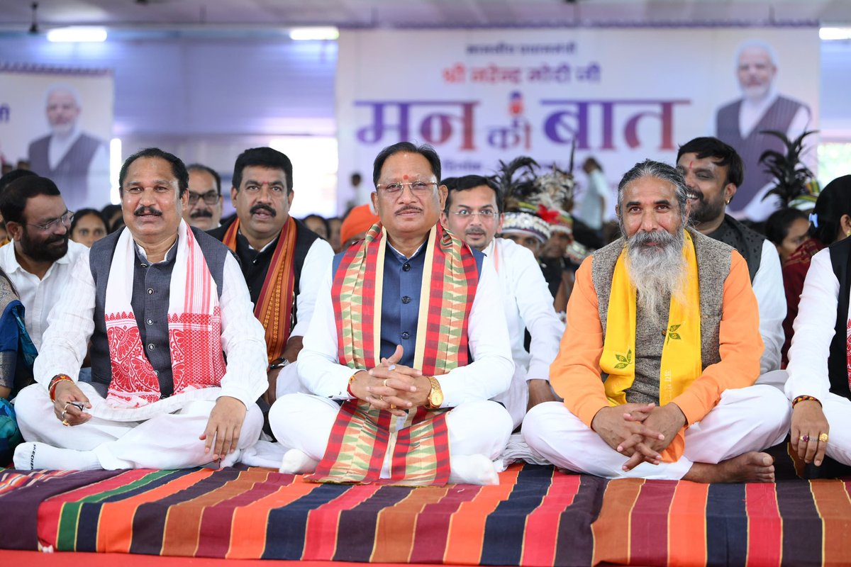 vishnudsai's tweet photo. आज कांकेर जिले के अंतागढ़ में माननीय प्रधानमंत्री श्री नरेन्द्र मोदी जी के लोकप्रिय कार्यक्रम ‘मन की बात’ का 138वां एपिसोड सुना।

आदरणीय प्रधानमंत्री जी ने सर्जिकल स्ट्राइक में हमारे वीर जवानों के शौर्य से लेकर स्वच्छता, नशामुक्ति और पोषण सुरक्षा जैसे महत्वपूर्ण विषयों पर देशवासियों से संवाद किया। इस दौरान छत्तीसगढ़ के ‘हर घर मुनगा - घर घर मुनगा’ अभियान का उल्लेख प्रदेश के लिए विशेष गौरव का क्षण रहा।

हमारे छत्तीसगढ़ में मुनगा केवल सहज उपलब्ध पौष्टिक आहार ही नहीं, बल्कि कुपोषण के विरुद्ध हमारी लड़ाई का प्रभावी माध्यम भी बन रहा है। प्रधानमंत्री जी की सराहना से ‘कुपोषण मुक्त छत्तीसगढ़’ के इस प्रयास से अधिक से अधिक परिवारों को जोड़ने की प्रेरणा मिलेगी।

प्रधानमंत्री जी का मार्गदर्शन हमारे ‘सुपोषित छत्तीसगढ़’ के संकल्प को नई ऊर्जा देगा। जनभागीदारी की शक्ति से हम पोषण सुरक्षा को हर घर तक पहुंचाने के लिए निरंतर आगे बढ़ेंगे।

@narendramodi 

#MannKiBaat