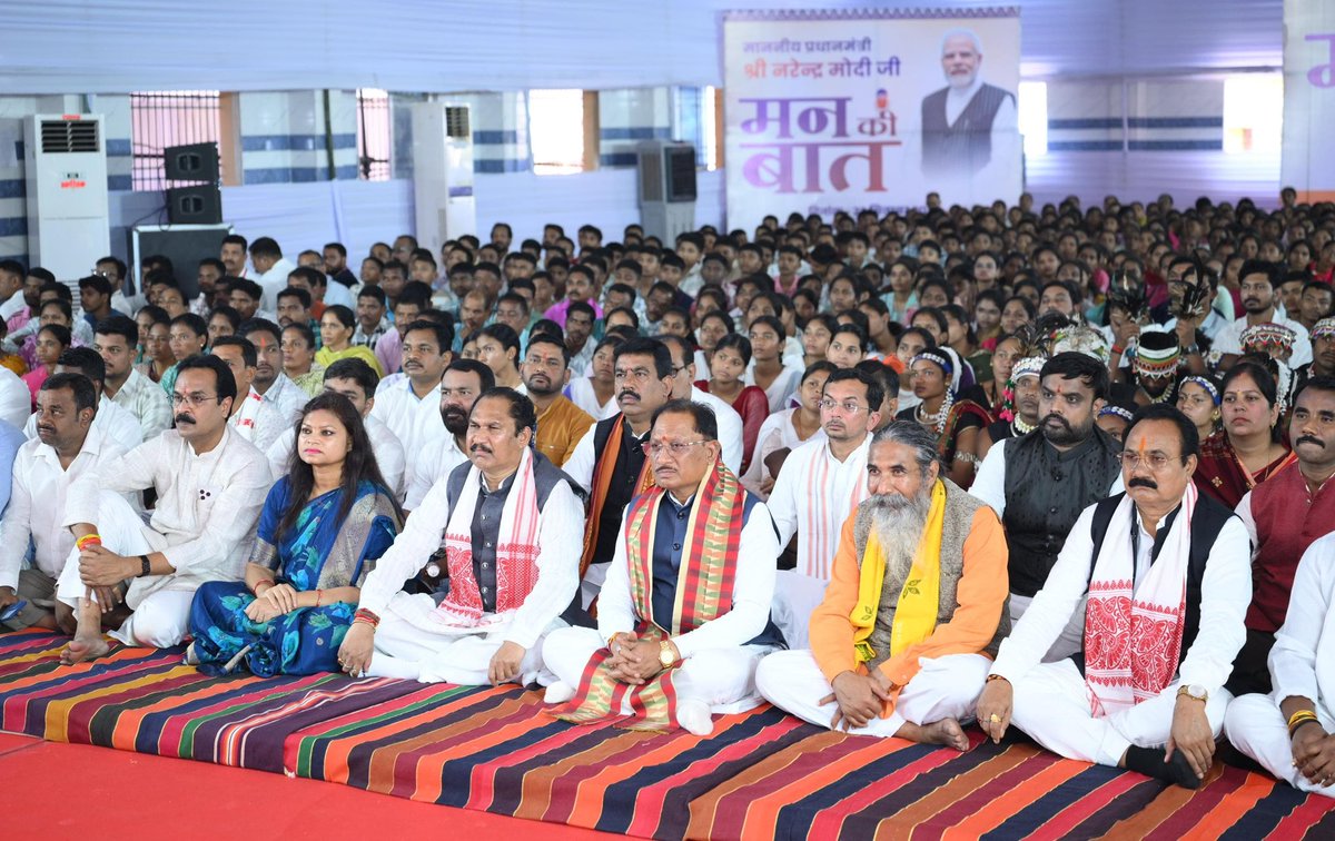 vishnudsai's tweet photo. आज कांकेर जिले के अंतागढ़ में माननीय प्रधानमंत्री श्री नरेन्द्र मोदी जी के लोकप्रिय कार्यक्रम ‘मन की बात’ का 138वां एपिसोड सुना।

आदरणीय प्रधानमंत्री जी ने सर्जिकल स्ट्राइक में हमारे वीर जवानों के शौर्य से लेकर स्वच्छता, नशामुक्ति और पोषण सुरक्षा जैसे महत्वपूर्ण विषयों पर देशवासियों से संवाद किया। इस दौरान छत्तीसगढ़ के ‘हर घर मुनगा - घर घर मुनगा’ अभियान का उल्लेख प्रदेश के लिए विशेष गौरव का क्षण रहा।

हमारे छत्तीसगढ़ में मुनगा केवल सहज उपलब्ध पौष्टिक आहार ही नहीं, बल्कि कुपोषण के विरुद्ध हमारी लड़ाई का प्रभावी माध्यम भी बन रहा है। प्रधानमंत्री जी की सराहना से ‘कुपोषण मुक्त छत्तीसगढ़’ के इस प्रयास से अधिक से अधिक परिवारों को जोड़ने की प्रेरणा मिलेगी।

प्रधानमंत्री जी का मार्गदर्शन हमारे ‘सुपोषित छत्तीसगढ़’ के संकल्प को नई ऊर्जा देगा। जनभागीदारी की शक्ति से हम पोषण सुरक्षा को हर घर तक पहुंचाने के लिए निरंतर आगे बढ़ेंगे।

@narendramodi 

#MannKiBaat