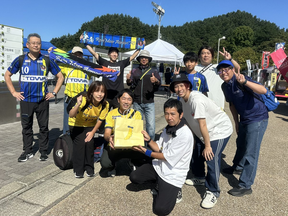 Revo_Reinmeer's tweet photo. JFL 第5節 vs. #横河武蔵野FC @新青森球

武蔵野サポさんからお土産頂きました！
今シーズンもよろしくお願いいたします！

 #ラインメール青森 #reinmeeraomori
#コミュサカ https://t.co/WLj68kC5AR
