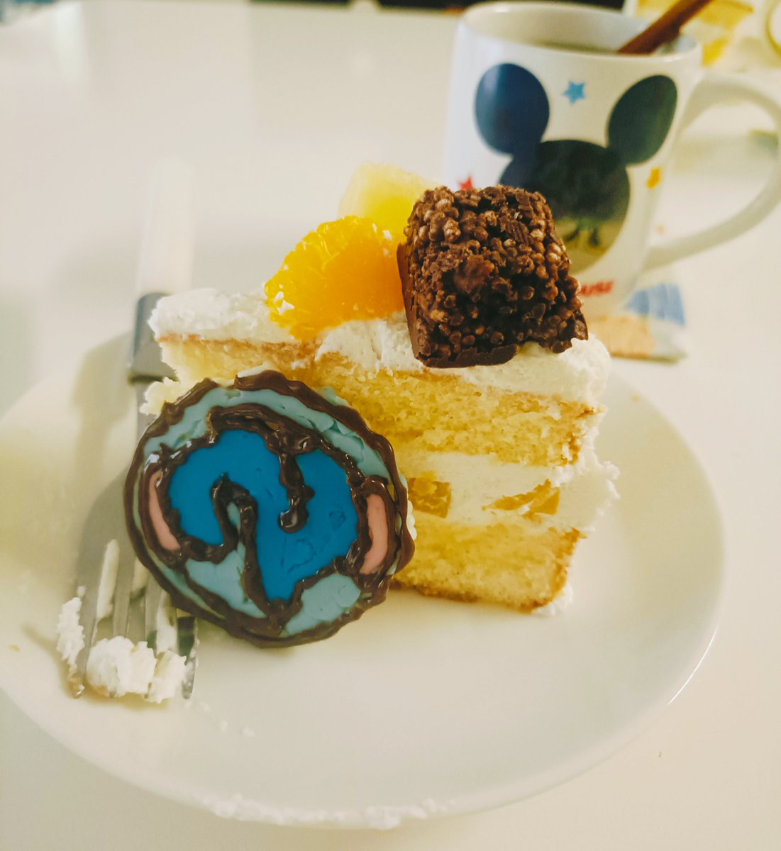 neon_314's tweet photo. フルーツはミックスフルーツ缶使いました！分かりづらいけど断面めっちゃ綺麗！✨️
実は2のメダルの土台にチョコボー使ってました🍫めっちゃ美味しかった！！レモンティーをお供に食べました！
#妖怪ウォッチ https://t.co/OCBGkjvvRi
