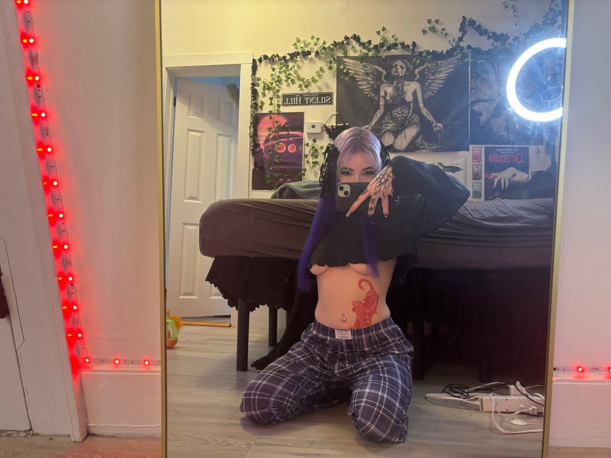 BlackVelvetMus's tweet photo. red lights for red tatts https://t.co/uSCbPmx28m