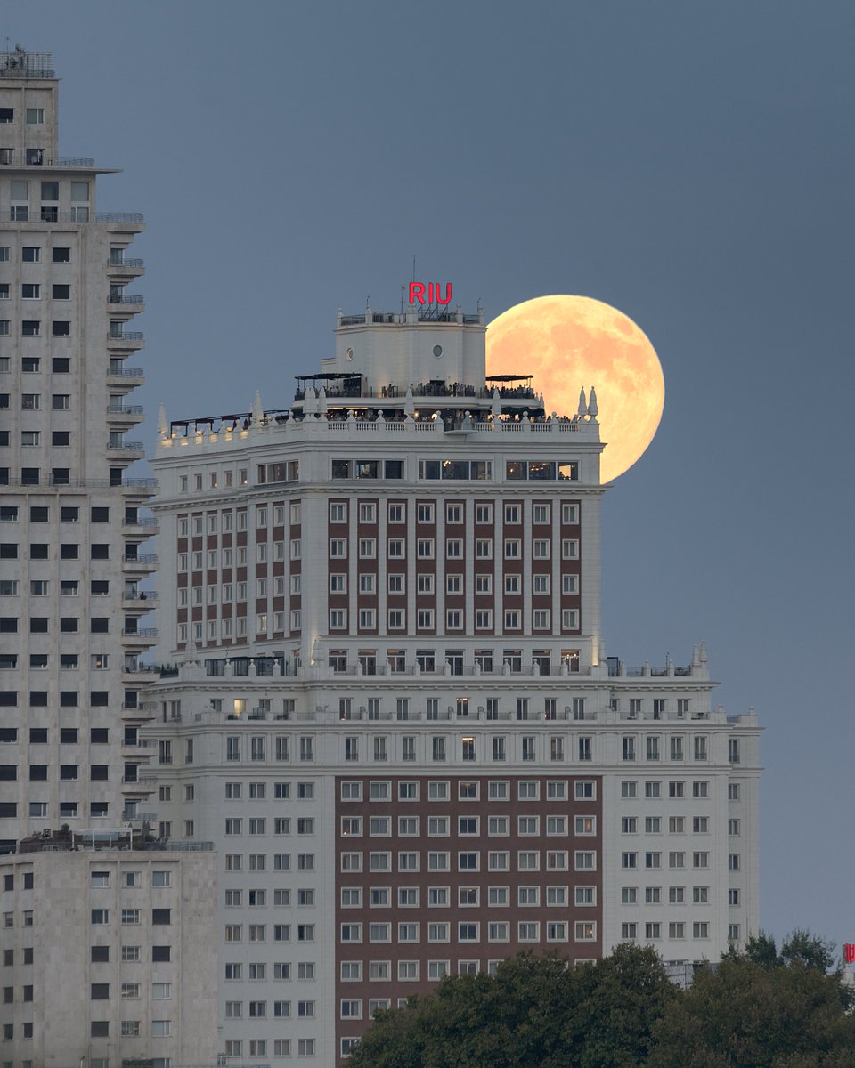piensaenpixel's tweet photo. Si ayer sábado (26 octubre) estabas en la terraza del hotel riu @RiuHoteles  en torno a las 20:05 lo mismo te apetece buscarte y tener esta foto. 
Twitter haz tu magia. https://t.co/KqPD5sLAdC