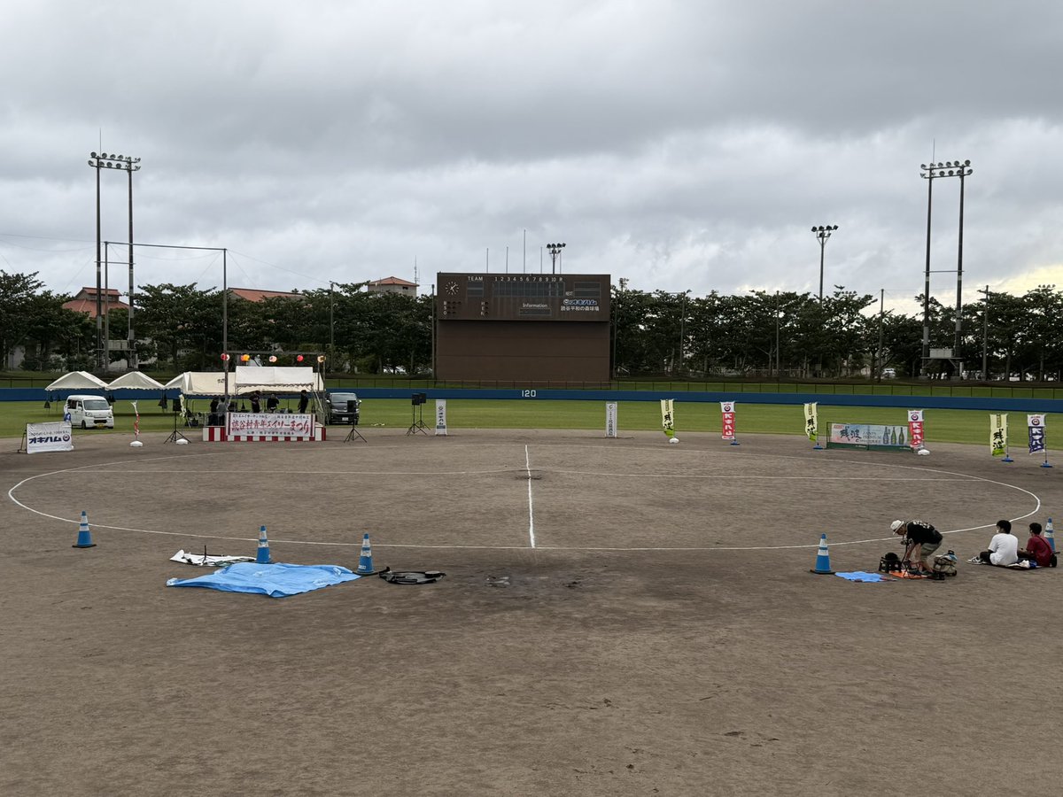 yuntaway's tweet photo. 昨日よりも風があるから心配だ〜
てか会場に着いたら
大きく陣取られていた(ﾉ□`●)照
#読谷村青年エイサーまつり https://t.co/HJDIEnTPlm