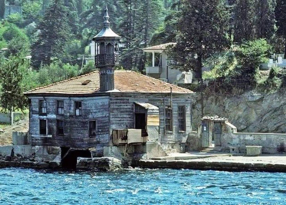 kayamerthasan_'s tweet photo. Boğazın en güzel yalı mescitlerinden Kuzguncuk Üryanizade Camii'nin 1973 yılındaki hali. https://t.co/EA4ToDAG3x
