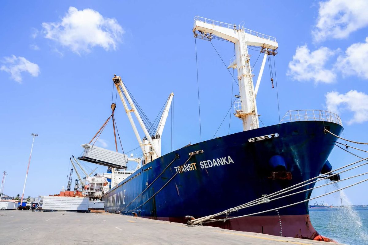 Kenya_Ports's tweet photo. The Port of Mombasa has received delivery of massive onshore drilling equipment for oil production in Lockchar in Turkana County, reaffirming the port's status as the gateway for energy and infrastructure investment in the region.

The 2,152-metric-tonne consignment came aboard the MV Transit Sedanka, on Saturday having sailed from Abu Dhabi via Duqm. 

Among the heavy equipment being discharged are the GW70 Integrated Onshore Drilling Rig 1,500-horsepower unit worth over Ksh 2 billion, roughly USD 15 million. 

The basin holds an estimated 326 million barrels of recoverable oil. The project aims to be fully operational by December. 

The investments, totalling about USD 6.1 billion, expected to run over 25 years, stand out as one of Kenya’s most significant energy undertakings

The arrival of the specialised cargo highlights the Port of Mombasa's growing role in facilitating strategic national projects through the efficient handling of oversized and complex project cargo.

Once discharged and cleared, the equipment will be transported to Turkana County as part of the broader logistics chain supporting the development of Kenya's petroleum infrastructure.

The milestone is expected to provide fresh momentum to the country's oil development agenda while reaffirming the Port of Mombasa's position as a key gateway for investments in the energy, infrastructure and extractive sectors.