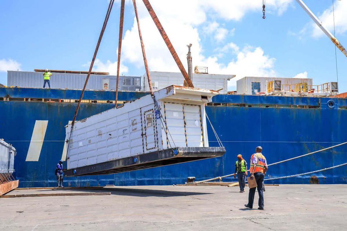 Kenya_Ports's tweet photo. The Port of Mombasa has received delivery of massive onshore drilling equipment for oil production in Lockchar in Turkana County, reaffirming the port's status as the gateway for energy and infrastructure investment in the region.

The 2,152-metric-tonne consignment came aboard the MV Transit Sedanka, on Saturday having sailed from Abu Dhabi via Duqm. 

Among the heavy equipment being discharged are the GW70 Integrated Onshore Drilling Rig 1,500-horsepower unit worth over Ksh 2 billion, roughly USD 15 million. 

The basin holds an estimated 326 million barrels of recoverable oil. The project aims to be fully operational by December. 

The investments, totalling about USD 6.1 billion, expected to run over 25 years, stand out as one of Kenya’s most significant energy undertakings

The arrival of the specialised cargo highlights the Port of Mombasa's growing role in facilitating strategic national projects through the efficient handling of oversized and complex project cargo.

Once discharged and cleared, the equipment will be transported to Turkana County as part of the broader logistics chain supporting the development of Kenya's petroleum infrastructure.

The milestone is expected to provide fresh momentum to the country's oil development agenda while reaffirming the Port of Mombasa's position as a key gateway for investments in the energy, infrastructure and extractive sectors.