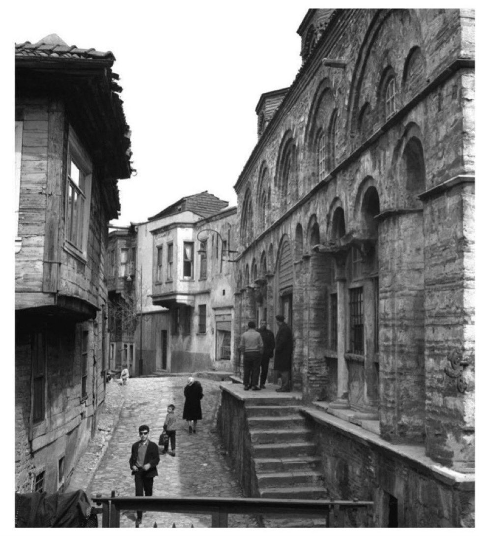 kayamerthasan_'s tweet photo. Sağda Fatih Süleymaniye semtindeki meşhur Vefa Camii. Semtin bugünkü karmaşık halinden eser yok. Nezih bir İstanbul dokusu taşıyor. https://t.co/Y5hHEc3iN2
