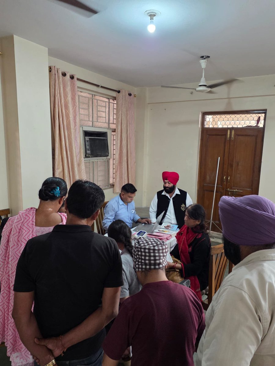 singhgurmeetbjp's tweet photo. आज ईस्ट ऑफ कैलाश, गढ़ी स्थित गुरुद्वारा श्री गुरु सिंह सभा के सामने आयोजित निःशुल्क स्वास्थ्य जांच एवं कैंसर जागरूकता शिविर में पहुंचकर पंजीकरण कराया और स्वयं स्वास्थ्य संबंधी विभिन्न जांचें कराईं।

इस अवसर पर शिविर में जांच कराने पहुंचे लोगों से भी मुलाकात की और उनका हाल जाना। शिविर में ब्लड प्रेशर, डायबिटीज, आंखों की जांच, कैंसर स्क्रीनिंग सहित कई आवश्यक स्वास्थ्य जांच नि:शुल्क की गईं तथा लोगों को स्वास्थ्य के प्रति जागरूक किया गया।

समय पर जांच, सही जानकारी और जागरूकता—स्वस्थ समाज की दिशा में एक जरूरी कदम।

#GurmeetSinghSoora #HealthCamp #CancerAwareness #Seva #BJPDelhi

@BJP4India @narendramodi @NitinNabin @hdmalhotra @gupta_rekha @PavanRanaRSS @visshnumittal