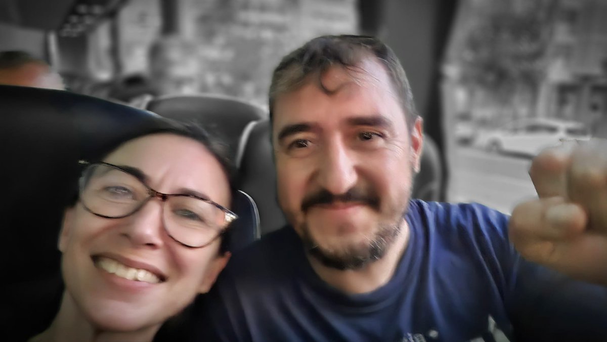 josevico4's tweet photo. Ayer con mi compañera de @CGTPViM volviendo de Alicante de la concentración por las familias de la Dana.

A mí me gusta poner nombre y apellidos a quienes se lo curran.
@Subdesidia Raquel, se ha currado este viaje para ir a Alicante y que las familias no se sientan solas.

Esto también es bueno para el sindicato porque nos visibiliza y nos saca de los despachos, para mí estas acciones son muy importantes y necesarias.

Casi dos años al pie del cañón, gracias compañera.
Seguim ❤️🖤✊