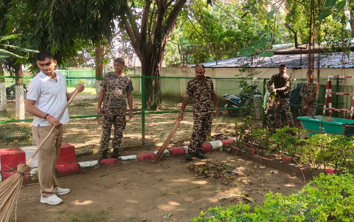 CRPFBIHARSECTOR's tweet photo. _*Cleanliness Drive conducted by Bihar Sector, CRPF on Dated 25/09/26: Bihar Sector, CRPF conducted a cleanliness drive to promote cleanliness, hygiene and environmental responsibility, reinforcing the commitment towards a cleaner and healthier society. #CRPF #Bihar sector https://t.co/IOxrlOq6if